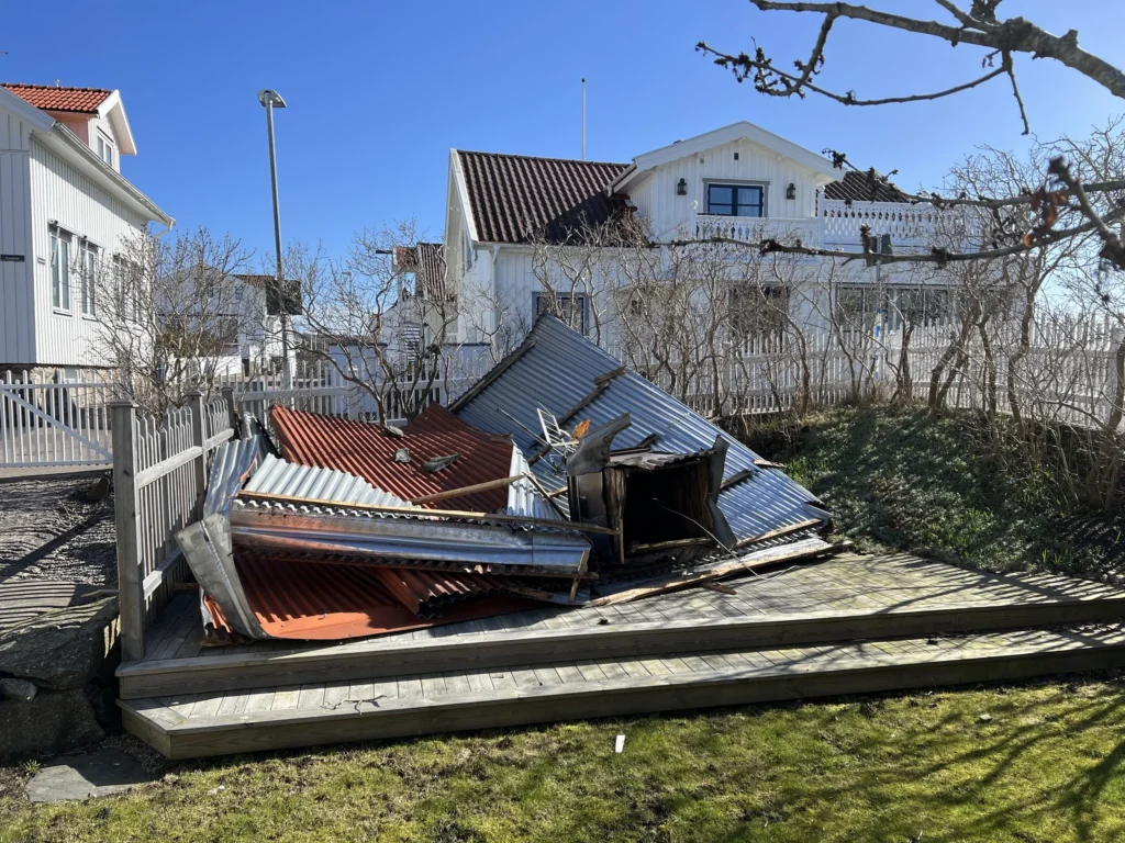Taket flög av – landade på grannens hus