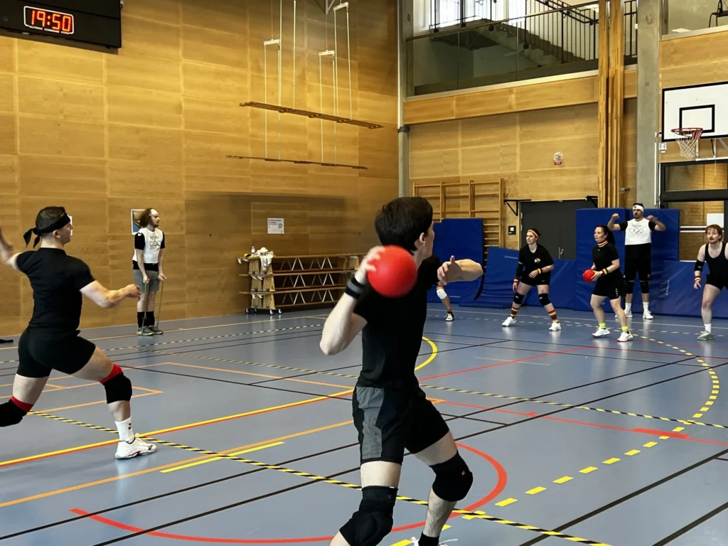 Dodgeballmästerskap – för 40-årskris och ungdomar