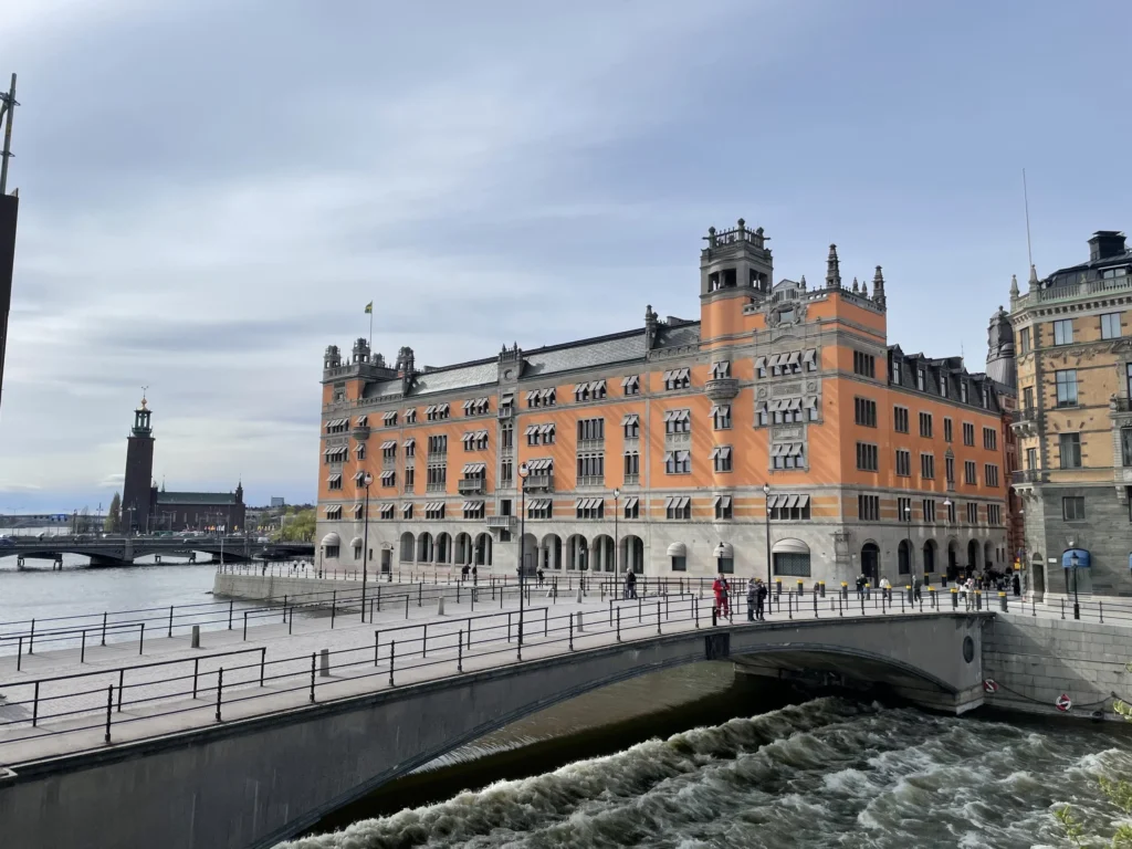 13-åringar i fängelse – Här är bakgrunden till den laddade frågan